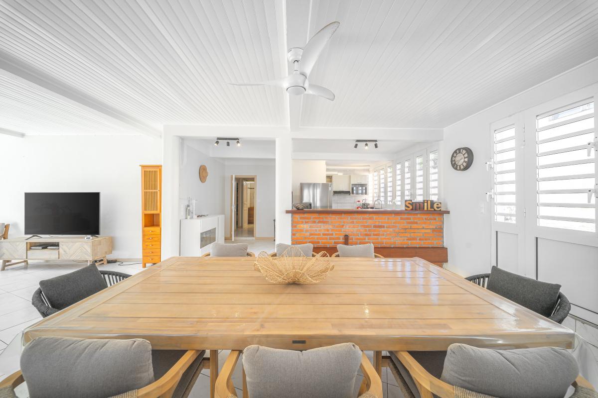 sejour-lumineux-cuisine-equipee-villa-diamant 10
